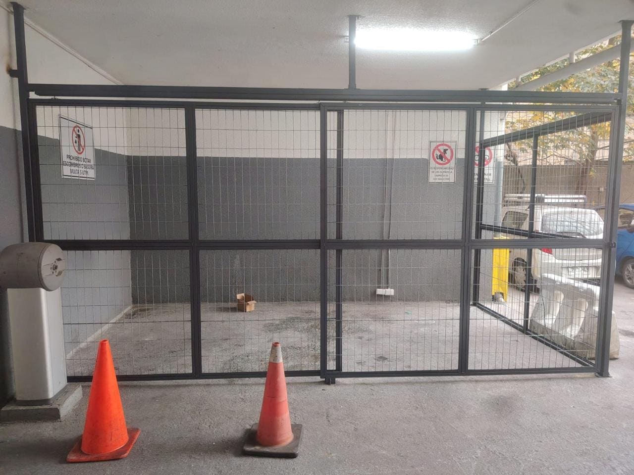 Cerco metálico con malla y portón corredero instalado para delimitar una zona de bodega