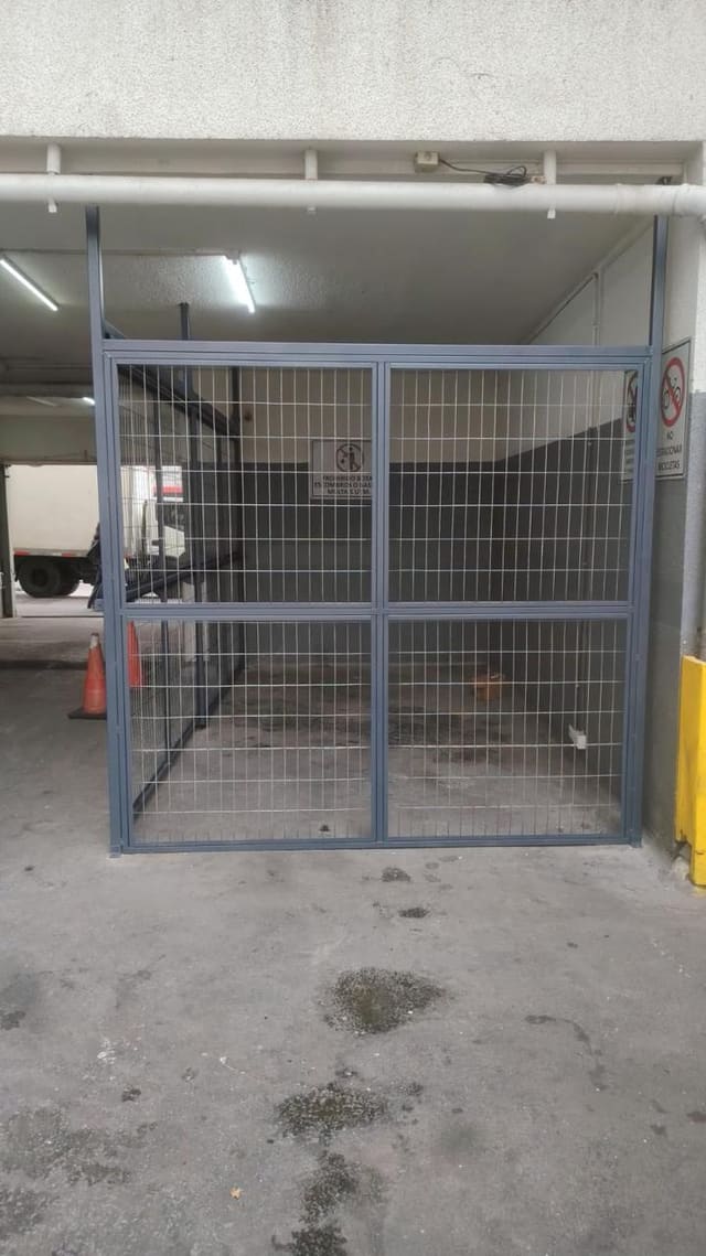Reja metálica con malla soldada instalada en un recinto interior de acceso restringido
