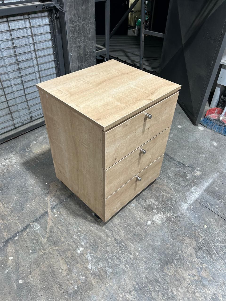 Cajonera de tres gavetas fabricada en melamina símil madera, terminada en taller